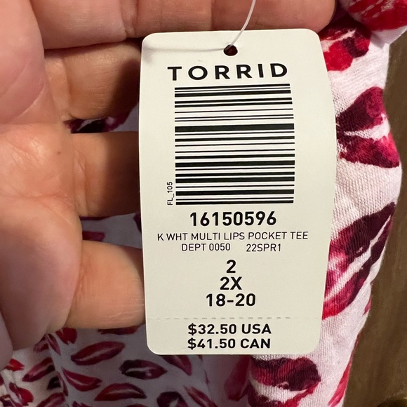 Torrid Classic Fit, Lip design, T-shirt, Size 2 - Picture 4 of 6